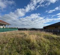 Na predaj slnečný, rovinatý stavebný pozemok Krásna Na hore, Košice - Pozemky - bývanie na Tokajskej ulici v Košiciach, mestskej časti Krásna, vedľa rodinných domov.