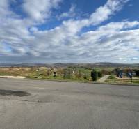 Na predaj slnečný, rovinatý stavebný pozemok Krásna Na hore, Košice - Výhľad na okolitú krajinu z Tokajskej ulice v Košiciach - mestskej časti Krásna.