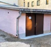 Garáž na Mlynskej ul. na prenájom - Garáže na Mlynskej v Košiciach - mestskej časti Staré Mesto so svetlofialovou omietkou.