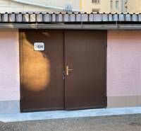 Garáž na Mlynskej ul. na prenájom - Hnedé garážové dvere na Mlynskej ulici v mestskej časti Staré Mesto v Košiciach.