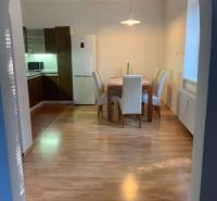 PRIESTRANNÝ 2-IZB BYT V UZAVRETOM AREÁLI, MIEROVÁ KOLÓNIA, NOVÉ MESTO - Jedálenský kút s podlahou s dreveným dekorom v 2-izbovom byte, stôl a štyri stoličky.