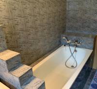 PRIESTRANNÝ 2-IZB BYT V UZAVRETOM AREÁLI, MIEROVÁ KOLÓNIA, NOVÉ MESTO - Kúpeľňa s liatinovou vaňou a schodíkmi, typická pre 2-izbový byt.