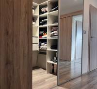 Rodinný dom v obci Dubová s 920m2 rozsiahlym pozemkom  - Vstavaná skriňa s posuvnými dverami a podlaha s dreveným dekorom v rodinnom dome.