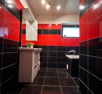 Rodinný dom v obci Dubová s 920m2 rozsiahlym pozemkom  - Čierno-červená kúpeľňa v rodinnom dome so zrkadlom a vaňou, výrazná kombinácia obkladov.