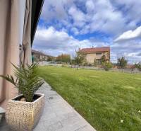 Rodinný dom v obci Dubová s 920m2 rozsiahlym pozemkom  - Záhrada rodinného domu na Lipovej ulici v Dubovej s trávnikom a dláždeným chodníkom.