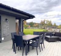 Rodinný dom v obci Dubová s 920m2 rozsiahlym pozemkom  - Terasa rodinného domu na Lipovej ulici v Dubovej so záhradným nábytkom a výhľadom.