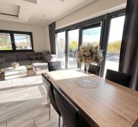 Rodinný dom v obci Dubová s 920m2 rozsiahlym pozemkom  - Obývačka rodinného domu s podlahou s dreveným dekorom a komfortným sedením.