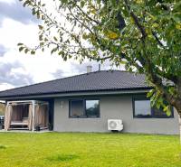 Rodinný dom v obci Dubová s 920m2 rozsiahlym pozemkom  - Rodinný dom na Lipovej ulici v Dubovej, strom a zelený trávnik v popredí.