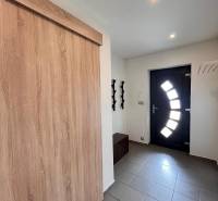 Rodinný dom v obci Dubová s 920m2 rozsiahlym pozemkom  - Vstupná chodba v rodinnom dome s dlažbou a modernými dverami.