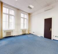 3D, kancelárske priestory od 16 m2, Grösslingova ul., Staré Mesto - Interiér kancelárie s modrým kobercom, bielymi stenami a veľkými oknami.