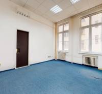 3D, kancelárske priestory od 16 m2, Grösslingova ul., Staré Mesto - Kancelárie s modrým kobercom, bielymi stenami a veľkými oknami.