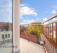 NA PREDAJ 2-IZBOVÝ BYT S 2 BALKÓNMI, DUNAJSKÁ STREDA - Výhľad z balkóna na strechy a stromy v 2-izbovom byte na Kukučínovej v Dunajskej Strede.