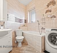 NA PREDAJ 2-IZBOVÝ BYT S 2 BALKÓNMI, DUNAJSKÁ STREDA - Kúpeľňa v 2-izbovom byte s práčkou, vaňou, umývadlom a kachličkovanými stenami.