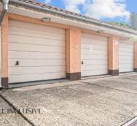 NA PREDAJ 2-IZBOVÝ BYT S 2 BALKÓNMI, DUNAJSKÁ STREDA - Garáže na Kukučínovej ulici v Dunajskej Strede s betónovou plochou a strešnými svetlami.