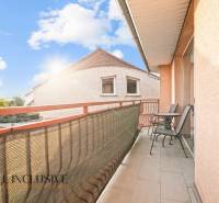 NA PREDAJ 2-IZBOVÝ BYT S 2 BALKÓNMI, DUNAJSKÁ STREDA - Balkón s posedením vedľa 2-izbového bytu na Kukučínovej ulici v Dunajskej Strede.