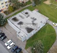 Predaj, obchodný priestor Rimavská Sobota, Západ, Ry... - V Rimavskej Sobote sú obchodné priestory obklopené panelákmi a parkovacími miestami.