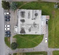 Predaj, obchodný priestor Rimavská Sobota, Západ, Ry... - Pohľad zhora na obchodné priestory v Rimavskej Sobote, obklopené zeleňou a zaparkovanými autami.