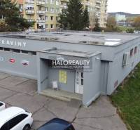 Predaj, obchodný priestor Rimavská Sobota, Západ, Ry... - Budova obchodného priestoru v Rimavskej Sobote, obklopená panelákmi a zaparkovanými autami.