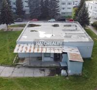 Predaj, obchodný priestor Rimavská Sobota, Západ, Ry... - Pohľad na obchodné priestory v Rimavskej Sobote s priľahlým parkom a betónovou strechou.