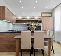 PREDAJ-2 IZBOVÝ BYT-KOMPLETNÁ REKONŠTRUKCIA - RUŽINOV - Kuchyňa v 2-izbovom byte s dreveným dekorom a svetlým nábytkom.