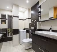 PREDAJ-2 IZBOVÝ BYT-KOMPLETNÁ REKONŠTRUKCIA - RUŽINOV - Kúpeľňa v 2-izbovom byte so sprchovým kútom, práčkou a umývadlom.