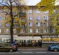 PREDAJ-2 IZBOVÝ BYT-KOMPLETNÁ REKONŠTRUKCIA - RUŽINOV - Budova s reštauráciou a terasou na Košickej ulici v Bratislave - Ružinov.