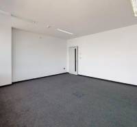 3D, prenájom kanc. Flexi od 14,4 m2, Westend Tower, Dúbravská cesta - Prázdna kancelária s bielymi stenami a sivým kobercom.
