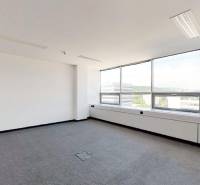 3D, prenájom kanc. Flexi od 14,4 m2, Westend Tower, Dúbravská cesta - Svetlá kancelária s veľkými oknami a kobercom, ideálna pre podnikanie.
