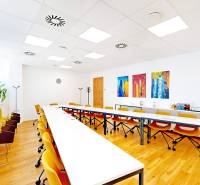 3D, prenájom, unikátne kancel. priestory Zuckermandel, Staré Mesto - Interiér kancelárie s podlahou s dreveným dekorom, žlté stoličky a moderné umelecké obrazy.