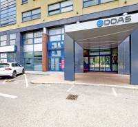 3D, kancelársky priestor od 25,7 m2 lukratívna časť Nivy, Košická ul. - Budova kancelárií na Košickej ulici, Bratislava - Nivy, s parkoviskom pred vchodom.