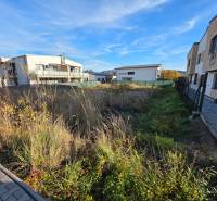 Exkluzívne na predaj rovinatý a slnečný stavebný pozemok 614 m2, Bytča - Pozemky na bývanie v Bytči s budovami a spevnenou plochou.