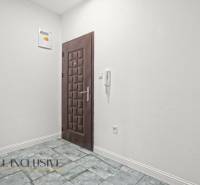 PRENAJATÉ | NA PRENÁJOM 2x 2-IZBOVÉ BYTY S TERASOU,DUNAJSKÁ STREDA - Biela chodba s tmavými dverami a dlažbou v 2-izbovom byte.