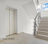 PRENAJATÉ | NA PRENÁJOM 2x 2-IZBOVÉ BYTY S TERASOU,DUNAJSKÁ STREDA - Schodisko so svetlým obkladom a výťahom v 2-izbovom byte.