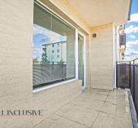 PRENAJATÉ | NA PRENÁJOM 2x 2-IZBOVÉ BYTY S TERASOU,DUNAJSKÁ STREDA - Balkón 2-izbového bytu na Panónsky háj v Dunajskej Strede s výhľadom na okolitú architektúru.