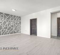 PRENAJATÉ | NA PRENÁJOM 2x 2-IZBOVÉ BYTY S TERASOU,DUNAJSKÁ STREDA - Obývacia izba s podlahou s dreveným dekorom a geometrickou stenou v 2-izbovom byte.