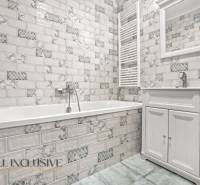 PRENAJATÉ | NA PRENÁJOM 2x 2-IZBOVÉ BYTY S TERASOU,DUNAJSKÁ STREDA - Kúpeľňa vo vyhotovení 2-izbového bytu s bielymi kachličkami a vaňou.