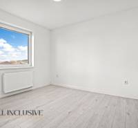 PRENAJATÉ | NA PRENÁJOM 2x 2-IZBOVÉ BYTY S TERASOU,DUNAJSKÁ STREDA - Izba v 2-izbovom byte s oknom a podlahou s dreveným dekorom.