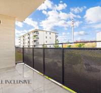 PRENAJATÉ | NA PRENÁJOM 2x 2-IZBOVÉ BYTY S TERASOU,DUNAJSKÁ STREDA - Balkón 2-izbového bytu na Panónskom háji v Dunajskej Strede s výhľadom na obytné budovy.