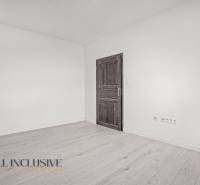 PRENAJATÉ | NA PRENÁJOM 2x 2-IZBOVÉ BYTY S TERASOU,DUNAJSKÁ STREDA - Interiér 2-izbového bytu s bielymi stenami a podlahou s dreveným dekorom.