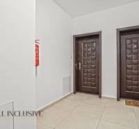 PRENAJATÉ | NA PRENÁJOM 2x 2-IZBOVÉ BYTY S TERASOU,DUNAJSKÁ STREDA - Chodba s dvomi dverami a hasiacim prístrojom v 2-izbovom byte.