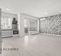 PRENAJATÉ | NA PRENÁJOM 2x 2-IZBOVÉ BYTY S TERASOU,DUNAJSKÁ STREDA - Kuchyňa a obývačka v 2-izbovom byte s podlahou s dreveným dekorom a geometrickou stenou.