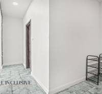 PRENAJATÉ | NA PRENÁJOM 2x 2-IZBOVÉ BYTY S TERASOU,DUNAJSKÁ STREDA - Chodba v 2-izbovom byte s podlahou s dreveným dekorom a regálom na obuv.