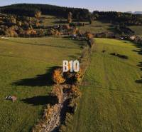 VOĽNÉ  2 zo 4 - Slnečné pozemky Petrovice-Setechov - Zeleň a lúky v Pozemkoch - bývanie v Petroviciach, obklopené stromami a kopcami.