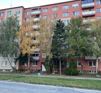 REZERVOVANÝ! Na predaj 2izbový byt v meste Senica - Bytový dom na Hviezdoslavovej ulici v Senici s okolitou zeleňou a stromami.