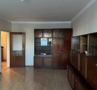 REZERVOVANÝ! Na predaj 2izbový byt v meste Senica - Obývacia izba v 2-izbovom byte s veľkou drevenou obývačkovou súpravou a podlahou s dreveným dekorom.