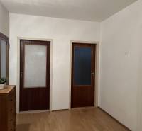 REZERVOVANÝ! Na predaj 2izbový byt v meste Senica - Chodba v 2-izbovom byte s podlahou s dreveným dekorom a dvoma drevenými dverami.