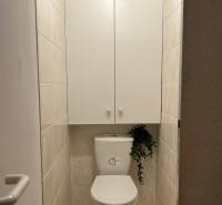 REZERVOVANÝ! Na predaj 2izbový byt v meste Senica - Kúpeľňa so záchodom a skrinkou v 2-izbovom byte, neutrálny obklad.
