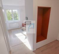 2-izbový byt s terasou 15 m² a parkovaním v tichej časti Bratislavy - Chodba v 2-izbovom byte s podlahou s dreveným dekorom a výhľadom do miestnosti.