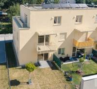 2-izbový byt s terasou 15 m² a parkovaním v tichej časti Bratislavy - Žltý bytový dom na Železničnej ulici v Bratislave-Vrakuni so záhradou a parkovacími miestami.