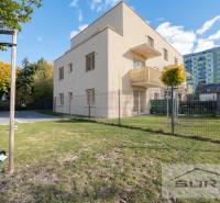 2-izbový byt s terasou 15 m² a parkovaním v tichej časti Bratislavy - Exteriér bytového domu na Železničnej ulici vo Vrakuni s priľahlou záhradou.